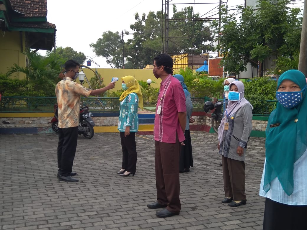 Apel Pagi di Lanjutkan Protokol Kesehatan Pemeriksaan Suhu Tubuh Bagi Seluruh Pegawai Di lingkungan Kecamatan Mijen sebelum Masuk Ke Dalam Ruangan Kantor .