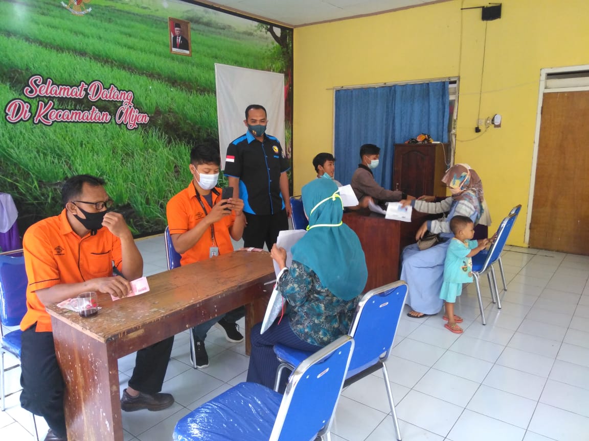 Penyaluran Bantuan Sosial Tunai ( BST ) Hari ke 2 Tahap 10 Dari Pemerintah Pusat oleh PT POS Indonesia Cabang Demak Kabupaten Demak