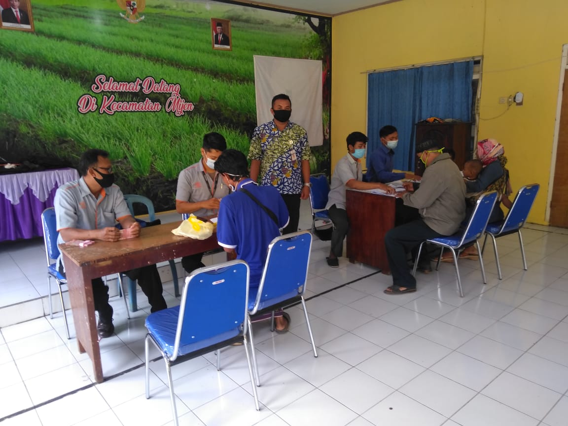 Penyaluran Bantuan Sosial Tunai ( BST ) Tahap 10 Hari ke 3 dari Pemerintah Pusat oleh PT POS Indonesia Cabang Demak Kabuapten Demak