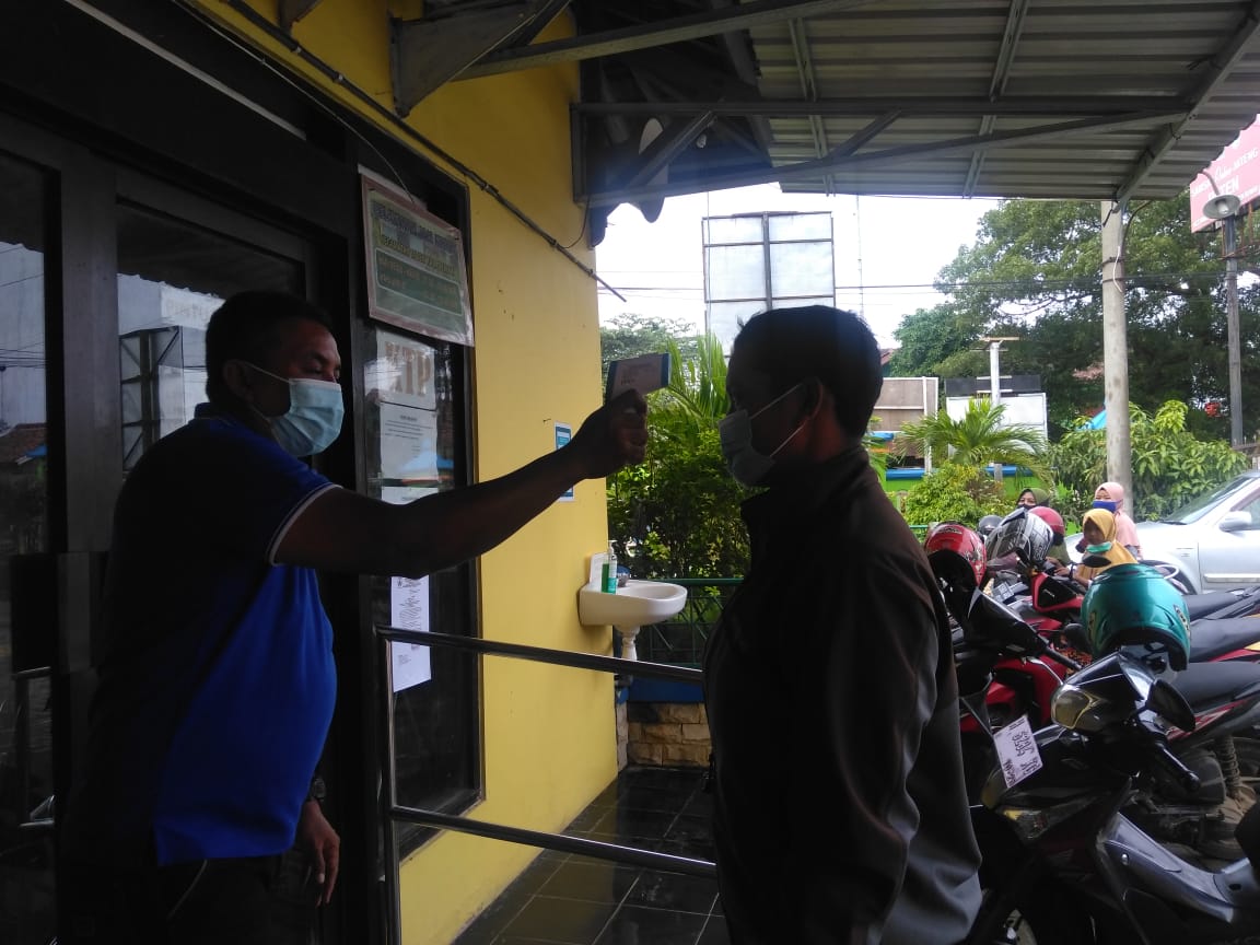Pemeriksaan Suhu Tubuh dengan Thermogun Bagi Warga Masyarakat  Pemohon Pelayanan Paten di Kecamatan Mijen Kabupaten Demak