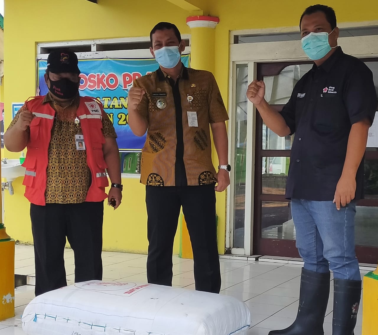 Penyaluran  Bantuan Dari PMI Kabupaten Demak untuk Korban Banjir, Limpasan Dari Sungai Serang di Desa Pecuk Kecamatan Mijen Kabupaten Demak