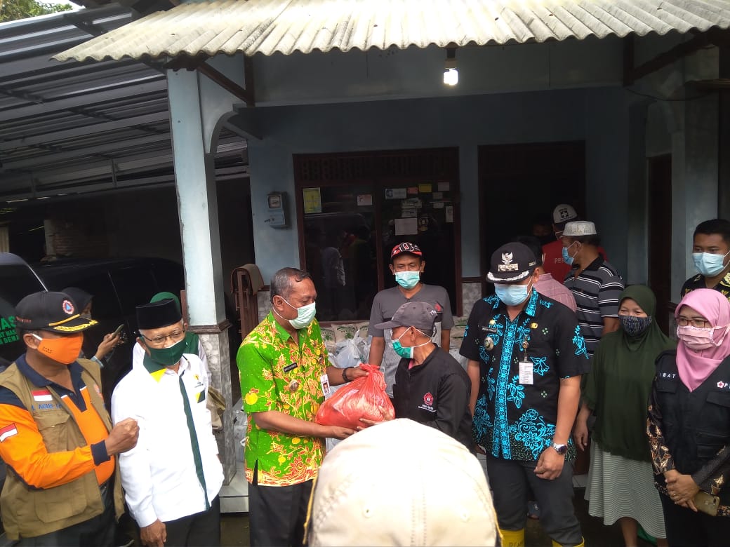 Penyaluran Bantuan Korban Banjir Limpasan Sungai Serang Dari Kabupaten Demak Di Desa Pecuk Kecamatan Mijen Kabupaten Demak