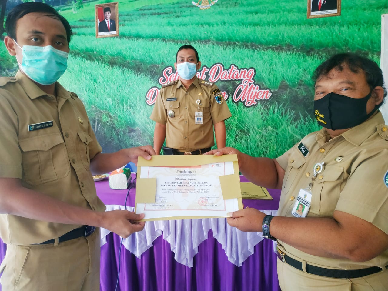PENYERAHAN PIAGAM PENGHARGAAN KEPADA DESA SE KECAMATAN MIJEN KABUPATEN DEMAK ATAS PARTISIPASI DALAM PENGUMPULAN SUMBANGAN BULAN DANA PMI KABUPATEN DEMAK TAHUN 2020