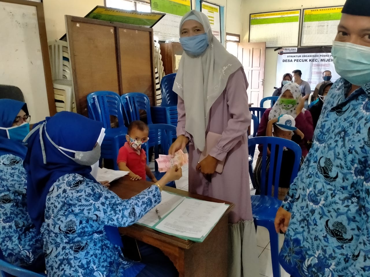 PENYALURAN BANTUAN LANGSUNG TUNAI DANA DESA ( BLT – DD ) TAHAP I DESA PECUK KECAMATAN MIJEN KABUPATEN DEMAK TAHUN 2021