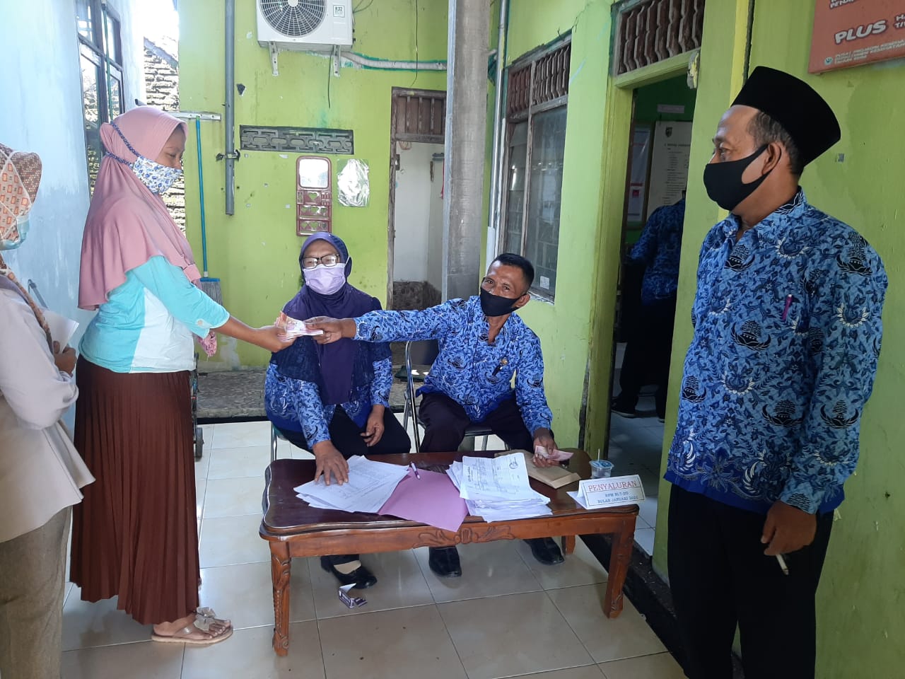 PENYALURAN BANTUAN LANGSUNG TUNAI DANA DESA ( BLT- DD ) TAHAP I DESA GEMPOLSONGO KECAMATAN MIJEN KABUPATEN DEMAK TAHUN 2021