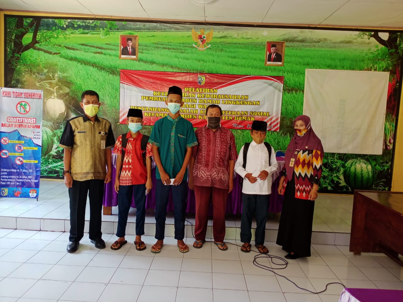 PENYERAHAN BANTUAN GERAKAN ORANG TUA ASUH ( GNOTA ) KECAMATAN MIJEN KABUPATEN DEMAK TAHUN 2021