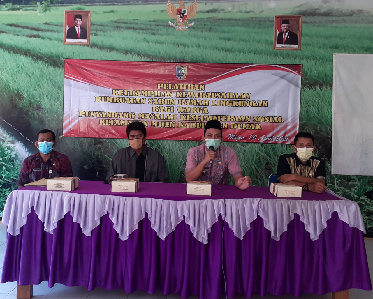 PELATIHAN KETRAMPILAN KEWIRAUSAHAAN PEMBUATAN SABUN RAMAH LINGKUNGAN BAGI WARGA PENYANDANG MASALAH KESEJAHTERAAN SOSIAL KECAMATAN MIJEN KABUPATEN DEMAK TAHUN 2021