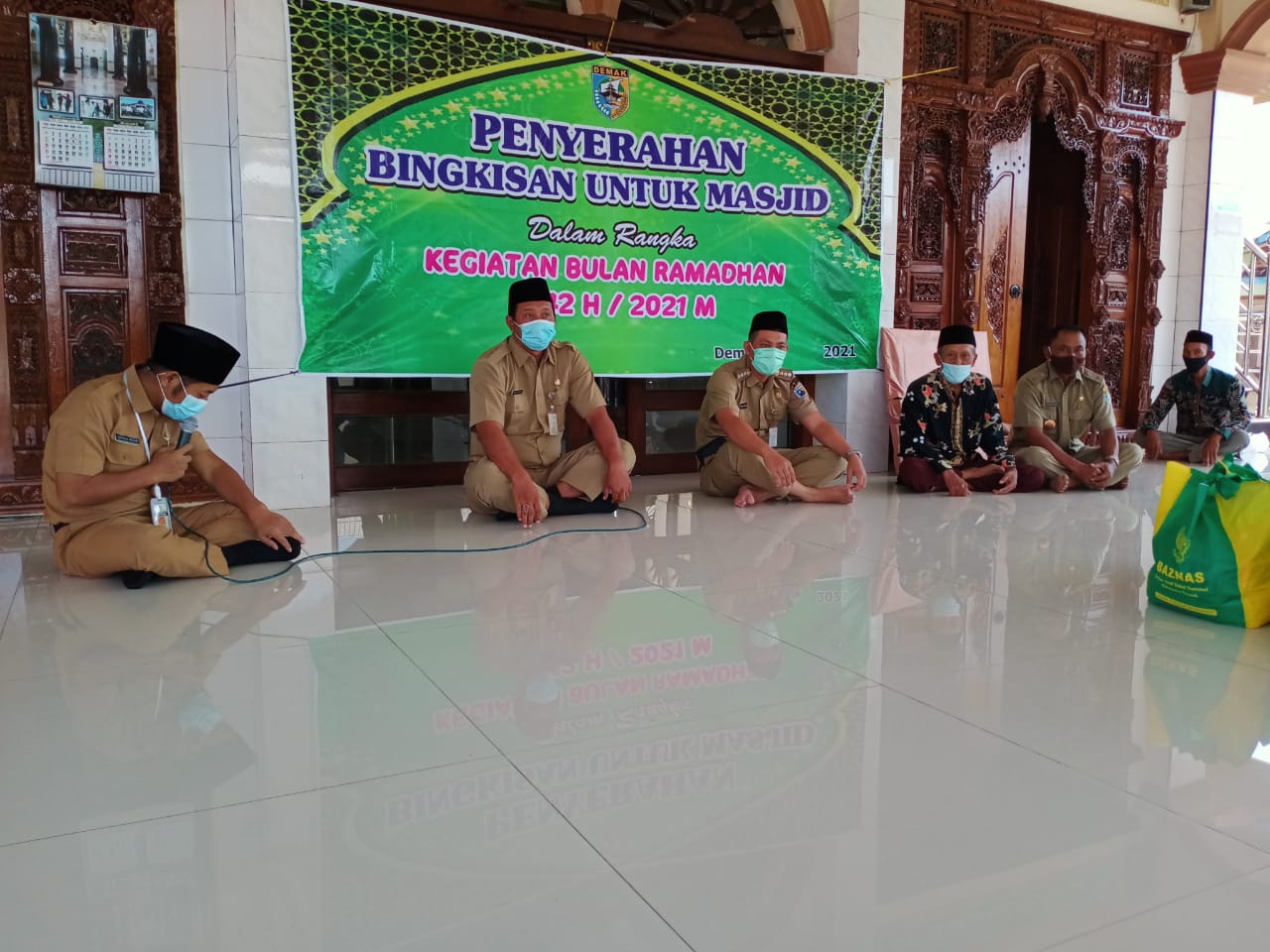 PENYERAHAN BINGKISAN UNTUK MASJID DALAM RANGKA KEGIATAN BULAN RAMADHAN 1442 H/ 2021 M DI MASJID NURUL HUDA DESA NGELOWETAN KECAMATAN MIJEN KABUPATEN DEMAK