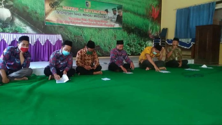 KEGIATAN KEAGAMAAN RUTIN ISTIGOSAH, TAHLIL, MENGAJI WAOSAN AL QURAN ( MIJEN ISTIMEWA ) KECAMATAN MIJEN KABUPATEN DEMAK