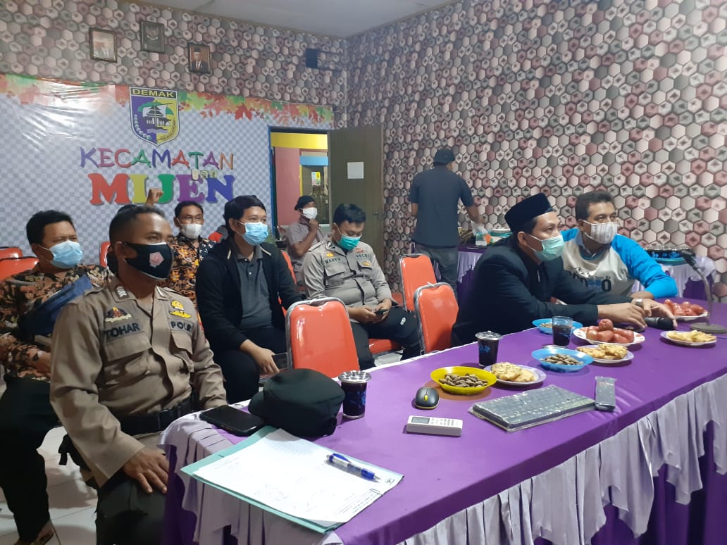 RAPAT KOORDINASI FORKOPIMDA DENGAN FORKOPIMCAM BESERTA SELURUH KEPALA  DESA, MEMBAHAS PENANGANAN COVID-19 DI KABUPATEN DEMAK SECARA VIRTUAL ( ZOOM MEETING )