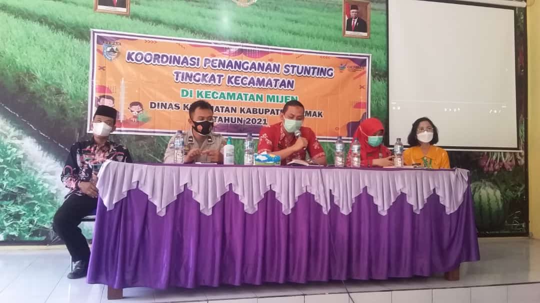 RAPAT KOORDINASI LINTAS SEKTOR PENANGANAN STUNTING TINGKAT KECAMATAN MIJEN DARI TIM DINAS KESEHATAN KABUPATEN DEMAK TAHUN 2021