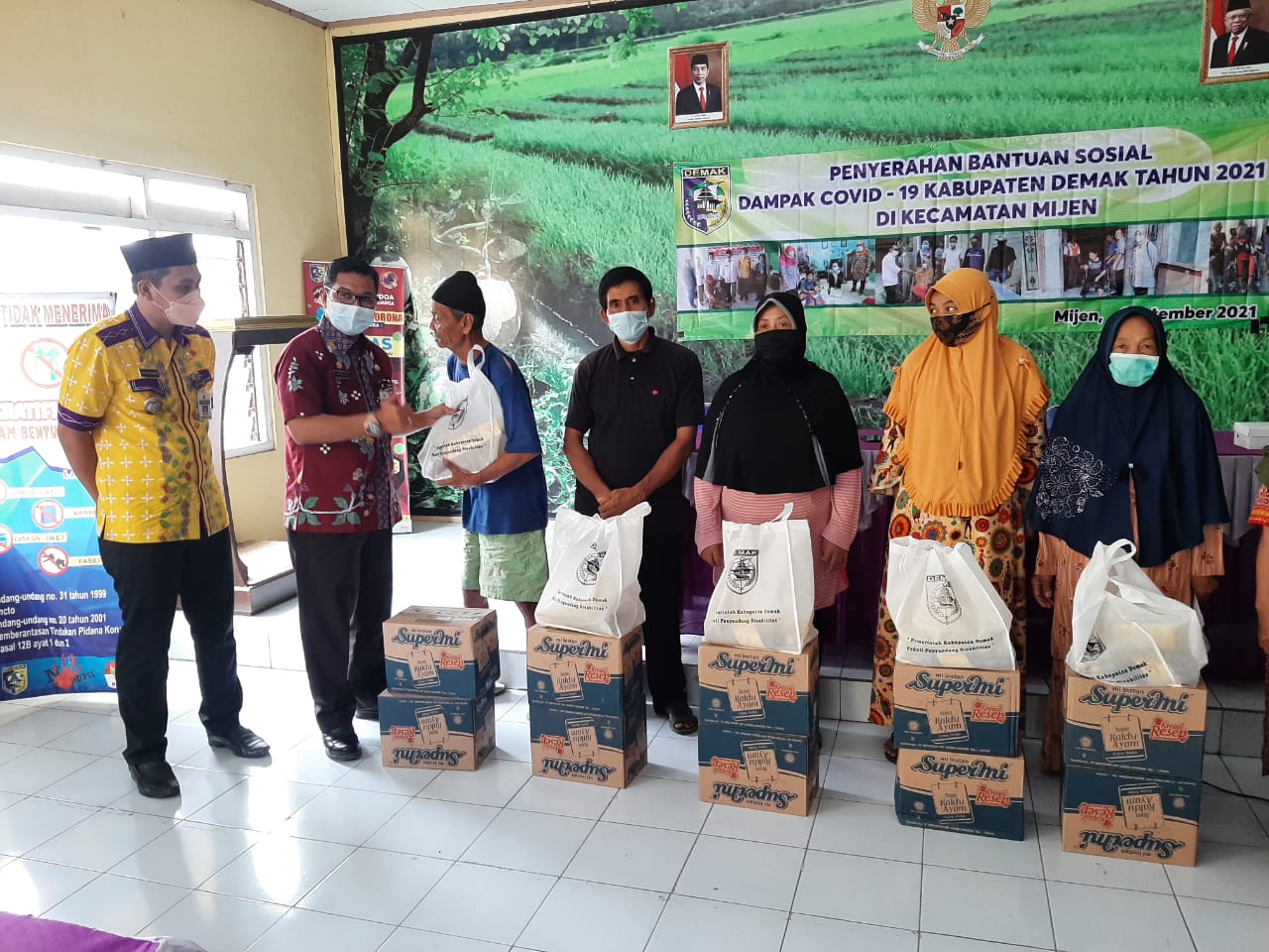 PENYERAHAN BANTUAN SOSIAL DAMPAK COVID -19 DARI DINAS SOSIAL PERLINDUNGAN ANAK DAN PEREMPUAN ( DINSOS P2PA ) KABUPATEN DEMAK DI KECAMATAN MIJEN KABUPATEN DEMAK TAHUN 2021