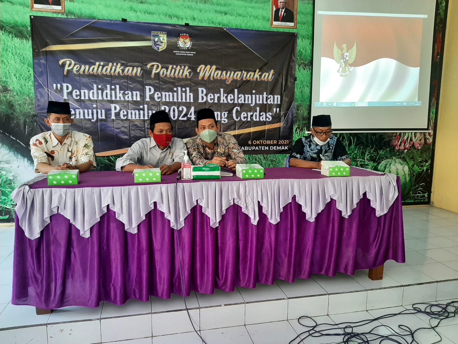 KEGIATAN PENDIDIKAN POLITIK BAGI MASYARAKAT DENGAN TEMA ” PENDIDIKAN PEMILIH BERKELANJUTAN MENUJU PEMILU 2024 YANG CERDAS ” DARI TIM KESBANGPOLINMAS KEBUPATEN DEMAK DI KECAMATAN MIJEN KABUPATEN DEMAK TAHUN 2021