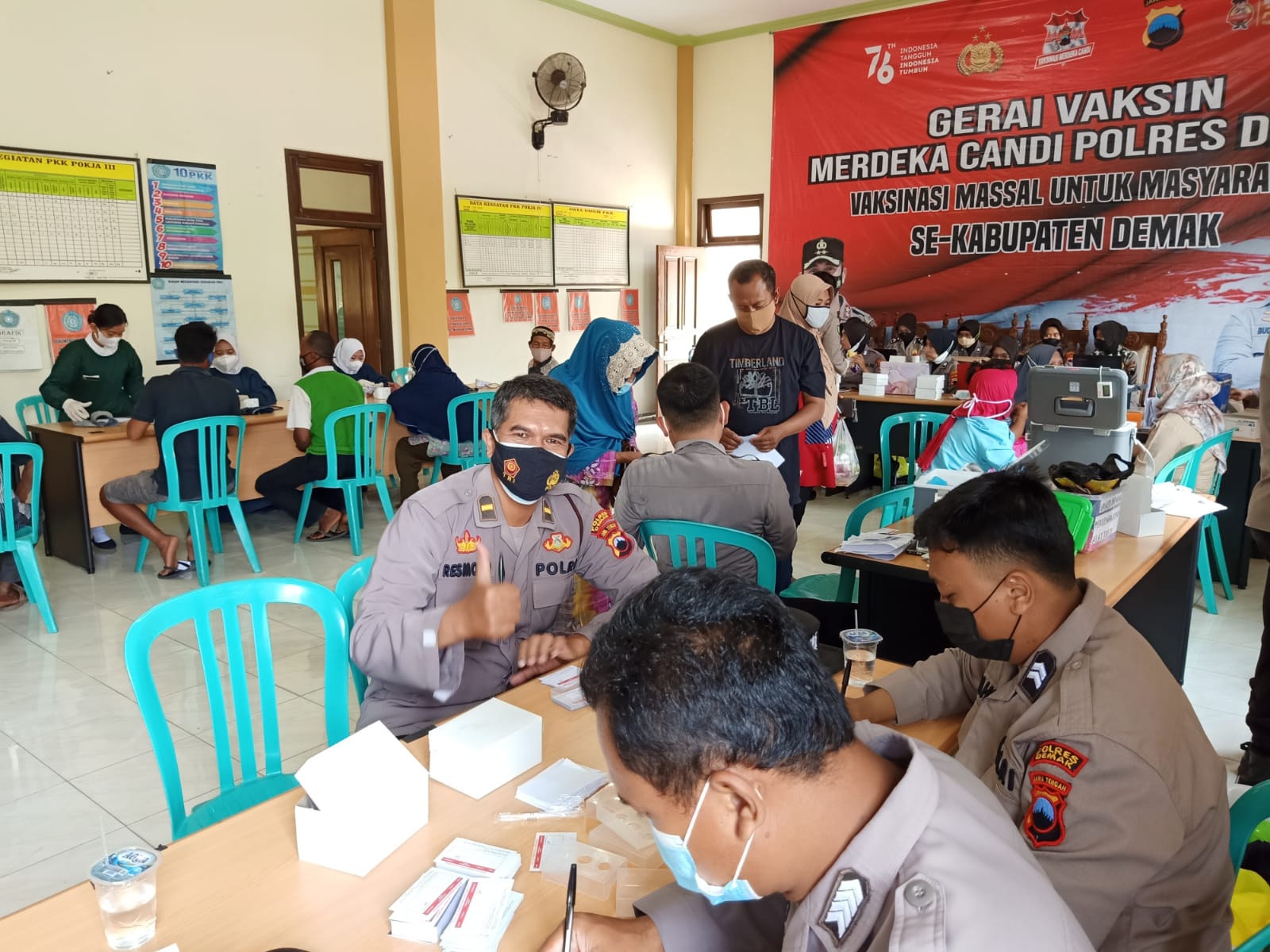 KEGIATAN VAKSINASI MASSAL UNTUK MASYARAKAT SE KABUPATEN DEMAK DALAM RANGKA MERDEKA CANDI DARI POLRES DEMAK DI DESA JLEPER KECAMATAN MIJEN KABUPATEN DEMAK TAHUN 2021