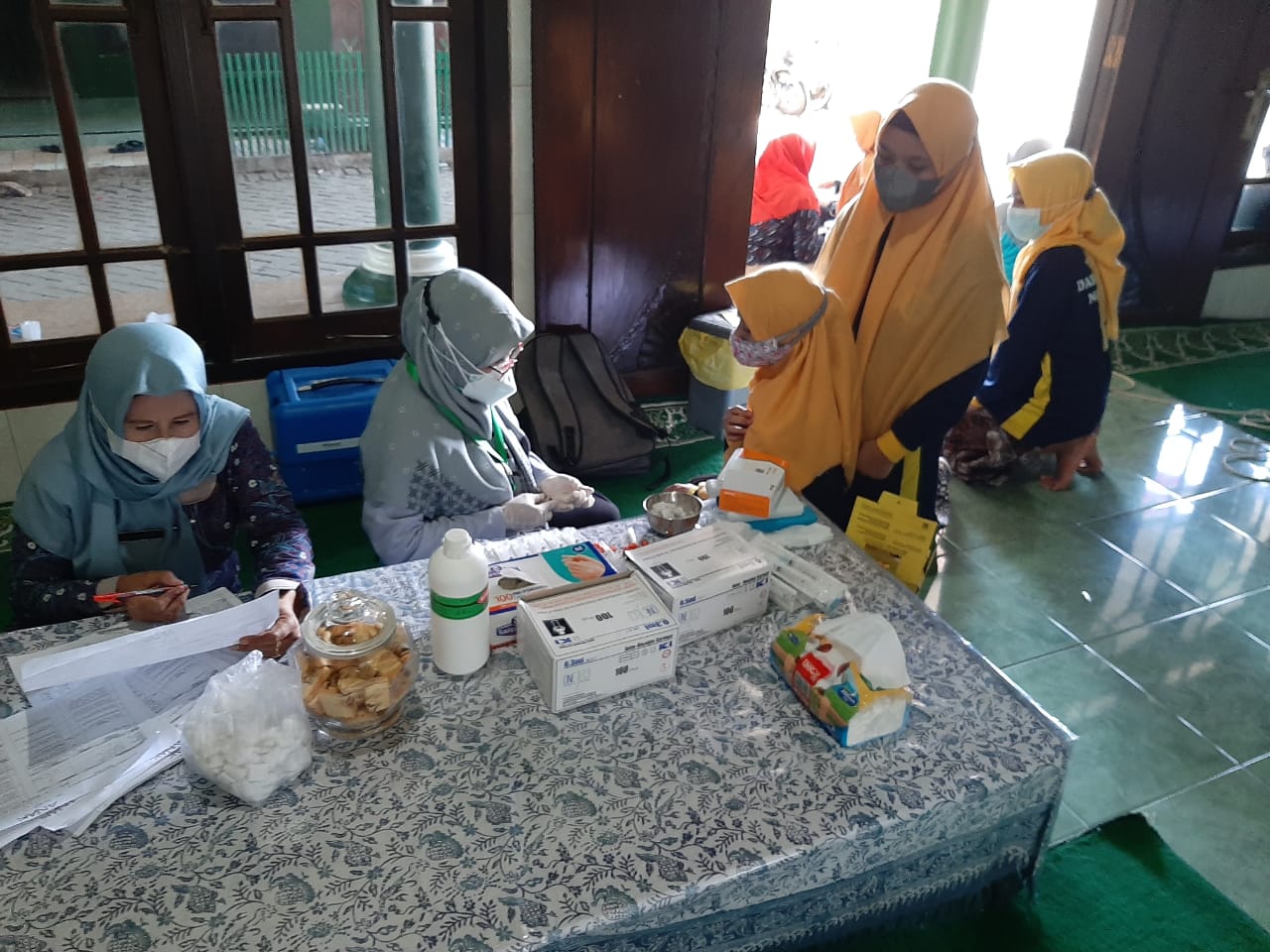 KEGIATAN VAKSINASI COVID-19 DOSIS 1 ( PFIZER ) DAN DOSIS 2 ( SINOVAC ) DI PONDOK PESANTREN DARUSSALAM DESA JLEPER KECAMATAN MIJEN KABUPATEN DEMAK TAHUN 2021