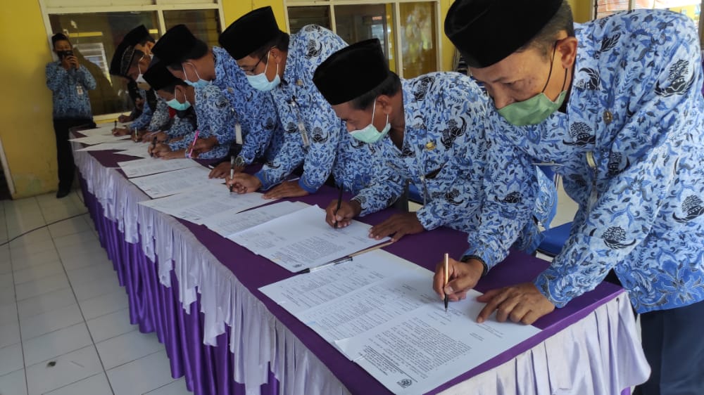 PENANDATANGANAN FAKTA INTREGRITAS DAN PERJANJIAN KINERJA ASN PEJABAT STRUKTURAL DAN STAF/PELAKSANA ASN KECAMATAN MIJEN KABUPATEN DEMAK TAHUN 2021