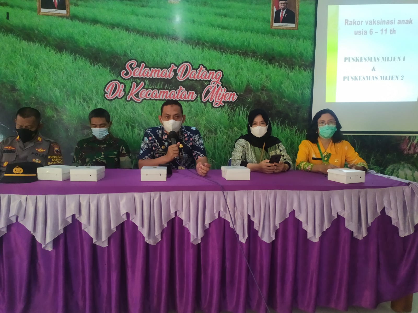 RAPAT LINTAS SEKTOR FORKOPIMCAM, PUSKESMAS MIJEN 1 DAN PUSKESMAS MIJEN 2 TENTANG PELAKSANAAN VAKSINASI COVID-19 UNTUK ANAK USIA 6-11 TAHUN KECAMATAN MIJEN KABUPATEN DEMAK TAHUN 2021