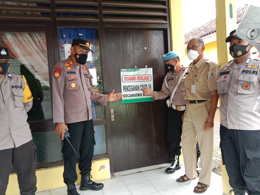 PENGECEKAN RUANG ISOLASI COVID-19 OLEH KAPOLSEK MIJEN DI KECAMATAN MIJEN KABUPATEN DEMAK TAHUN 2022