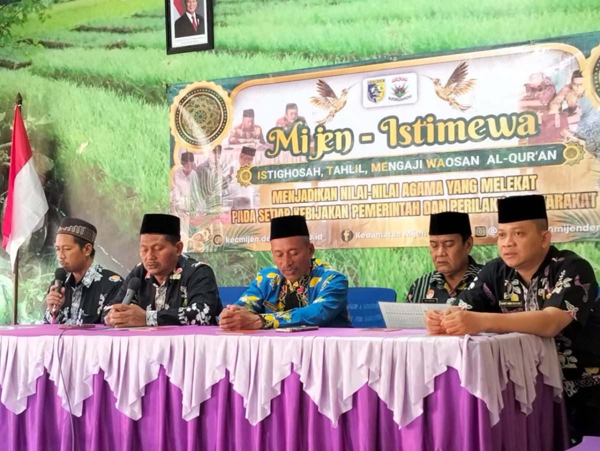 KEGIATAN KEAGAMAAN RUTIN SETIAP HARI KAMIS ” ISTIGOSAH, TAHLIL, MENGAJI WAOSAN AL QURAN ( MIJEN ISTIMEWA ) ” KECAMATAN MIJEN KABUPATEN DEMAK